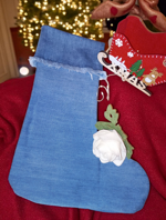 calza-di-natale-in-tessuto-jeans-con-risvolto-in-jeans-sfrangiato