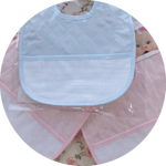 bavaglino-neonato-con-applicazione-in-tela-aida-colori-rosa-e-celeste