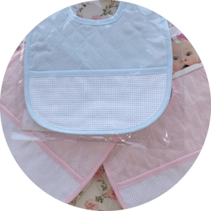 bavaglino-neonato-con-applicazione-in-tela-aida-colori-rosa-e-celeste