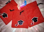 sacchetti-portaconfetti-in-juta-rossa-con-cordino-logo-in-legno-laurea