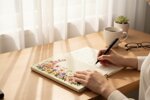 coordinato-taccuino-in-tessuto-cm-21x14-e-penna-con-spruzzino-cm-165-bianca