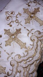 passamaneria-a-metraggio-macrame-h18-cm-bianco-e-oro-disegno-sacro