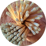 matite-con-semini-fiori-di-farfalle-tappino-bianco-faccina-sorridente