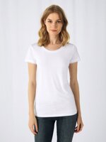 t-shirt-sublimatica-modello-donna-bianca-leggermente-sfiancata