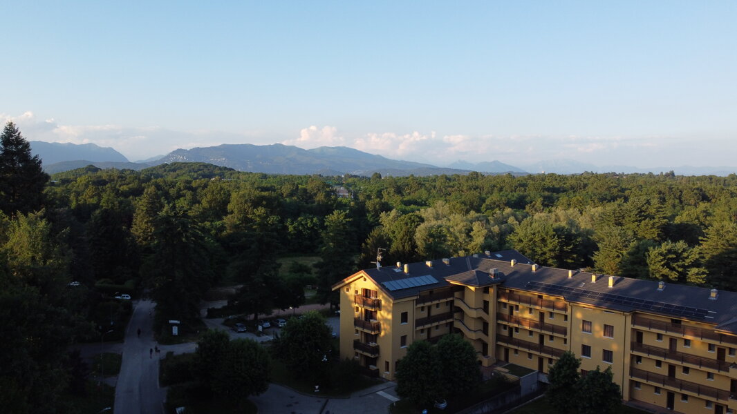 Brunate e il Faro Voltiano sullo sfondo