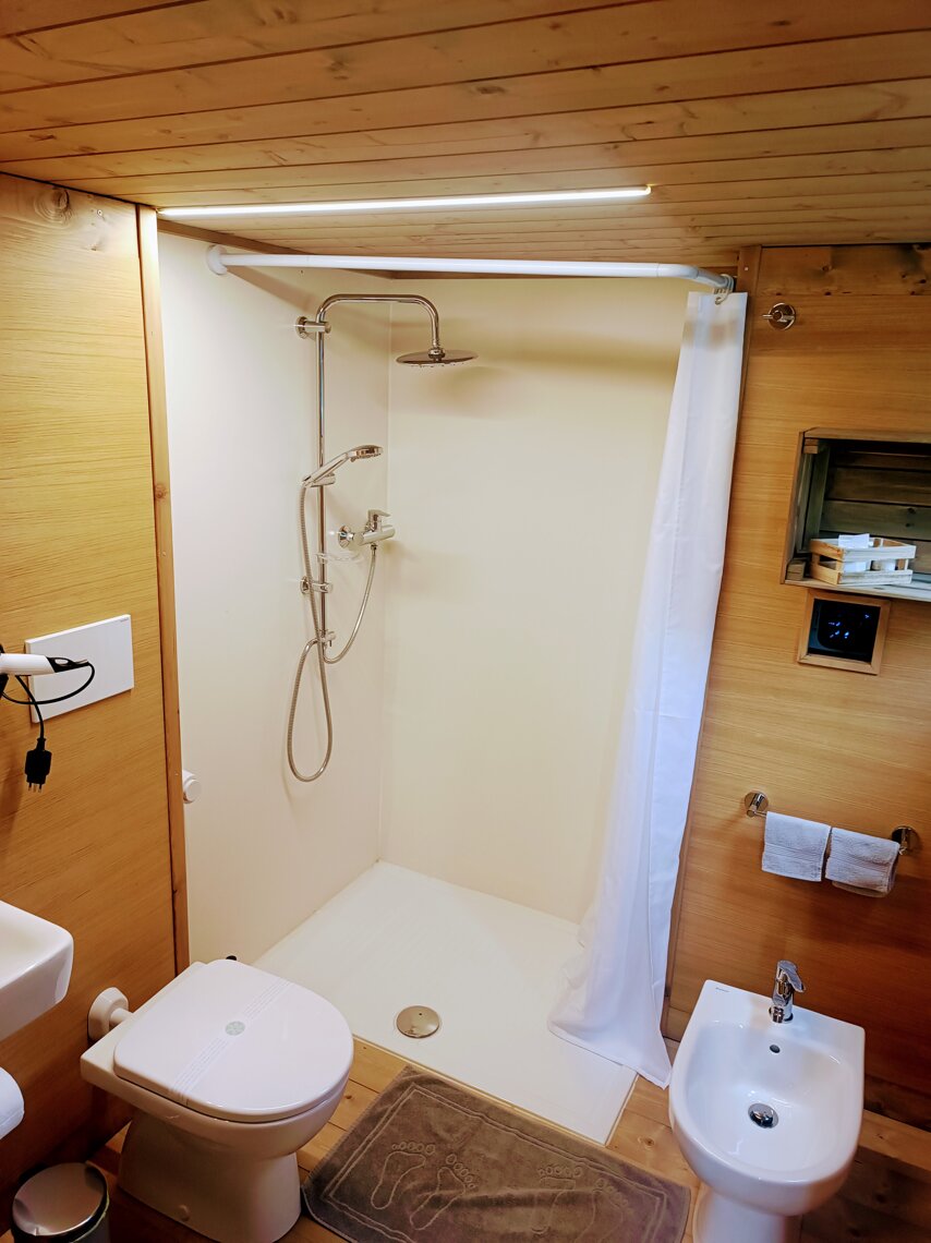 Bagno con doccia, bidet, wc Bagno con doccia, bidet, wc
