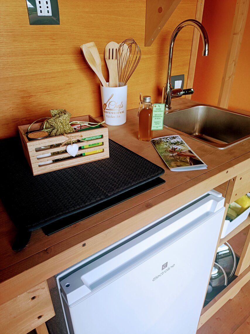 Cucina corredata di Piastra induzione, Microonde, Macchina Caffè, Lavello Cucina corredata di Piastra induzione, Microonde, Macchina Caffè, Lavello