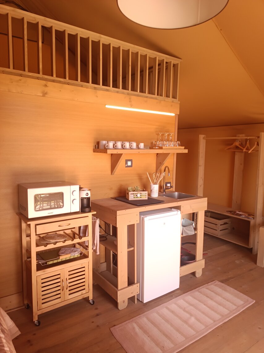 Cucina corredata di Piastra induzione, Microonde, Macchina Caffè, Lavello Cucina corredata di Piastra induzione, Microonde, Macchina Caffè, Lavello