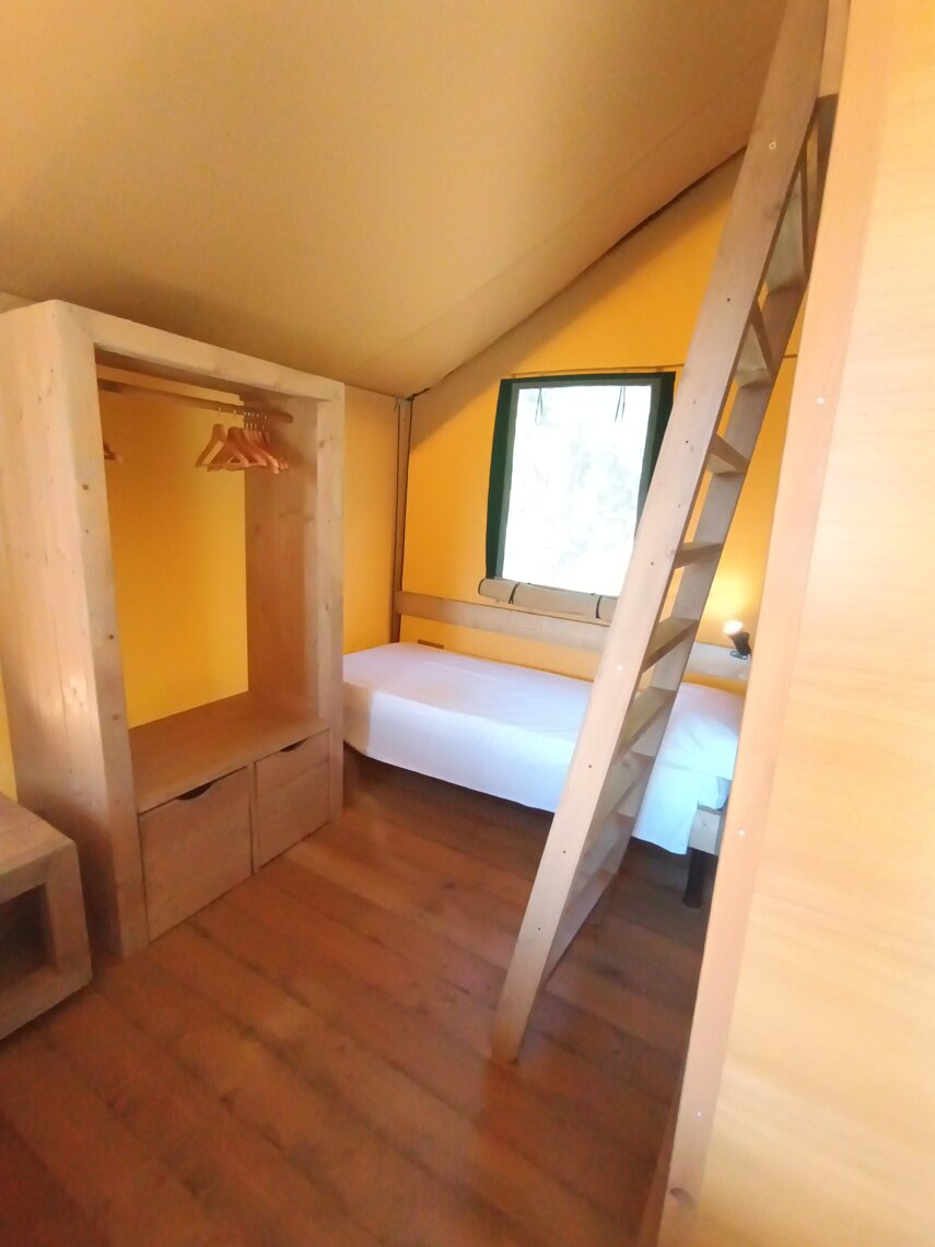 Letto singolo in tenda Safari Suite Letto singolo in tenda Safari Suite