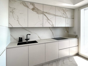 Ante pensili in Gres come alzata e top.