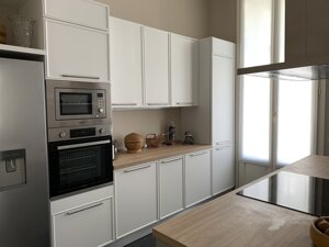 Sagoma perimetrale in finitura come anta.