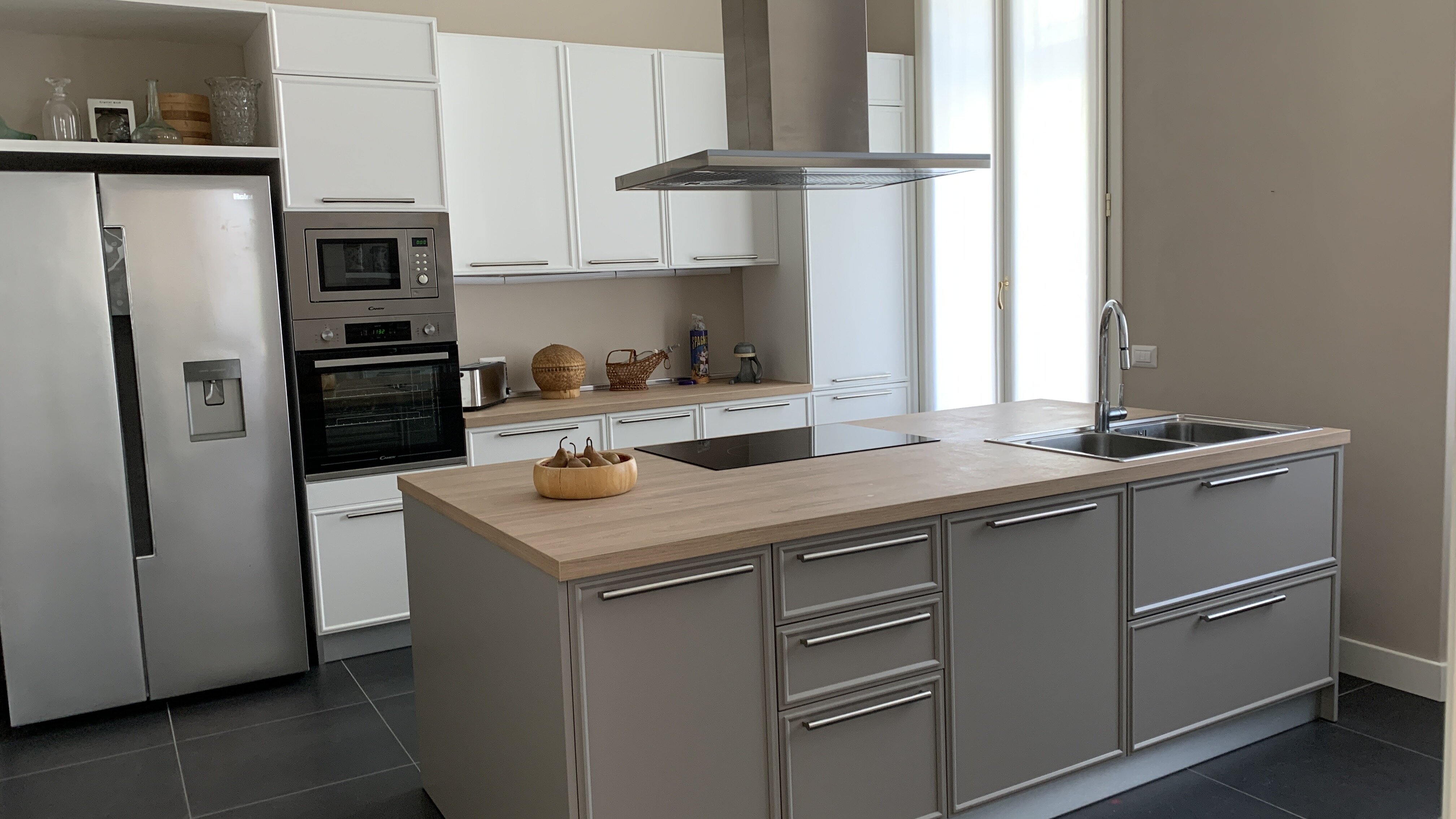 Cucina su misura con isola Sant'Agata: eleganza e funzionalit&agrave; in un design moderno