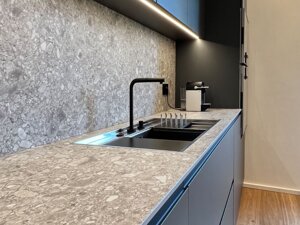 Realizzata con pannello sotto-pensile per un taglio di luce elegante