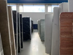 A scelta tra i materiali e finiture a catalogo come Gres, HPL, acciaio, marmo e pietre, ...