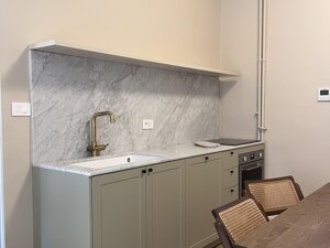 Sagoma perimetrale in colorazione come anta.