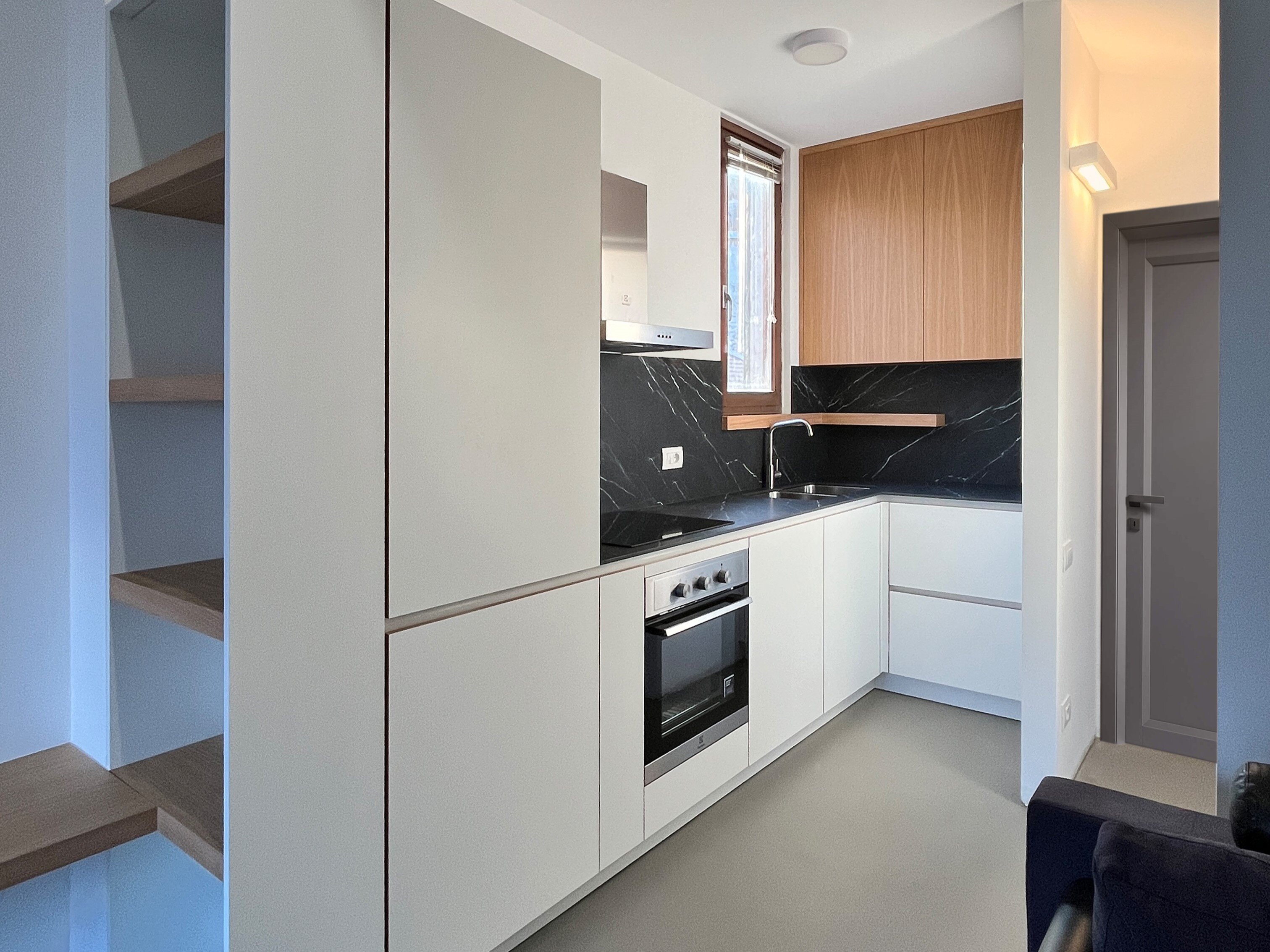 Cucina su misura ad angolo: il calore del rovere incontra la luce del bianco