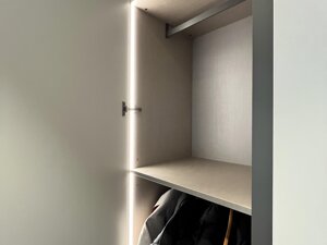 Realizzata con profilo incassato per un taglio di luce elegante