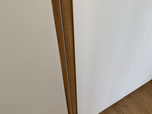 Verniciata come l'anta o personalizzabile con altre finiture..