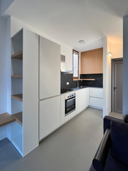 il calore del rovere incontra la luce del bianco