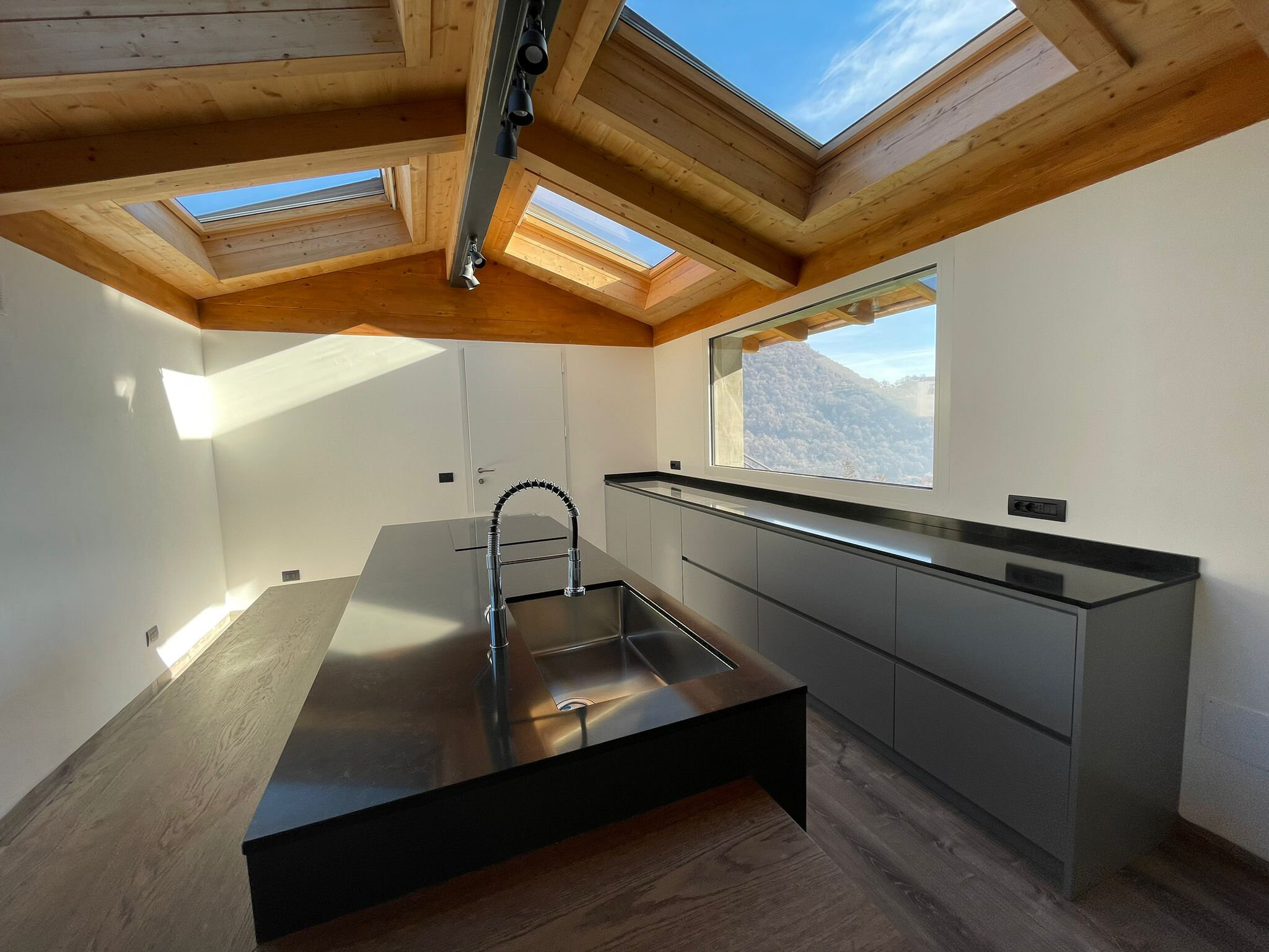 Cucina su misura con isola grigio antracite: eleganza funzionale dal progetto alla realizzazione