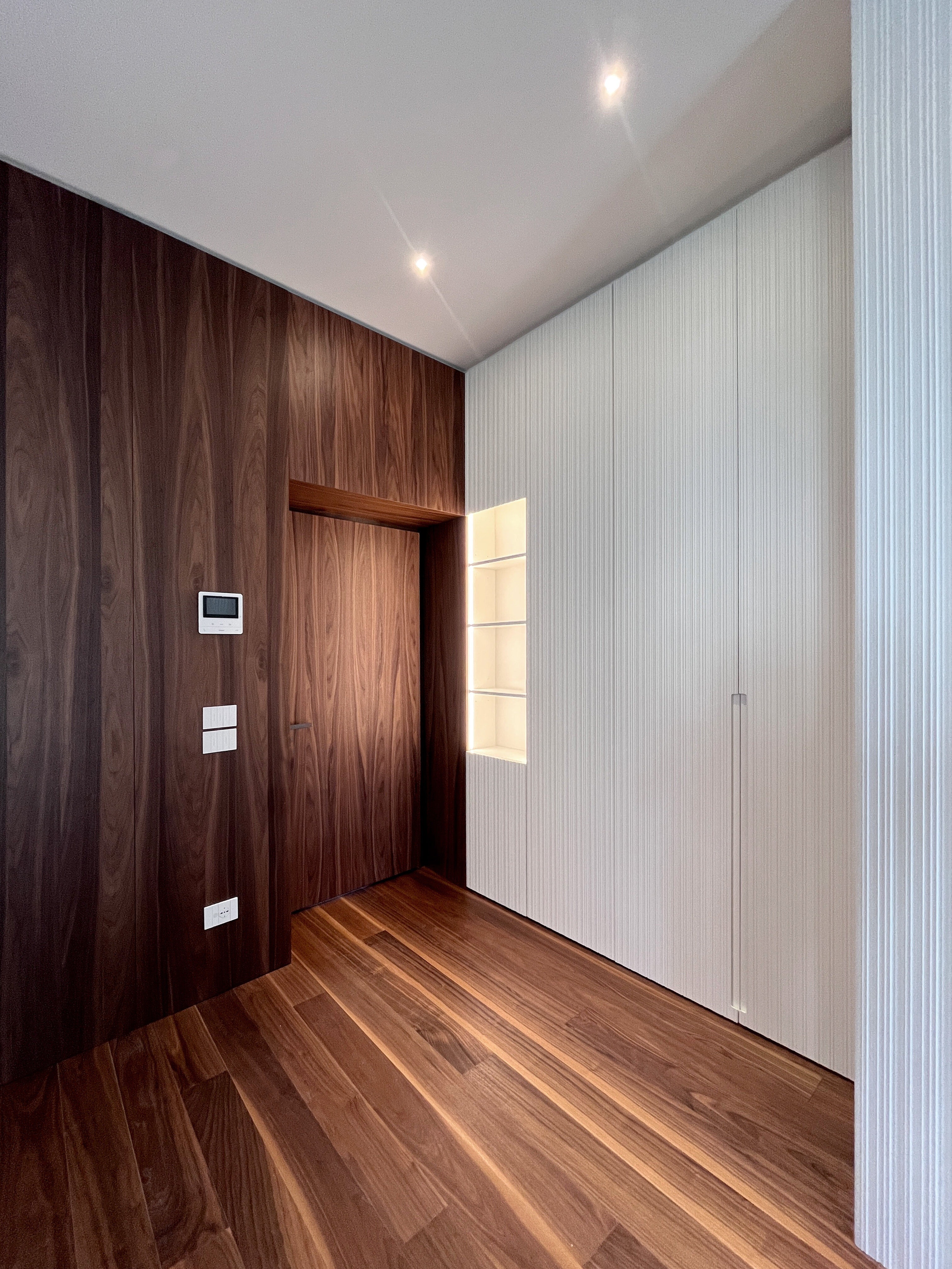 L'Armonia del Su Misura: tra l'eleganza del Noce Canaletto e la precisione del Cannettato