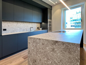 Top e alzata in Gres su richiesta.