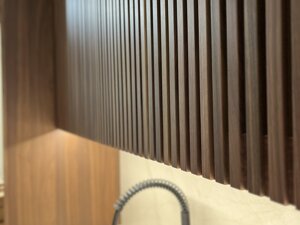 Ante pensili cannettate in Noce con vetro fumè.