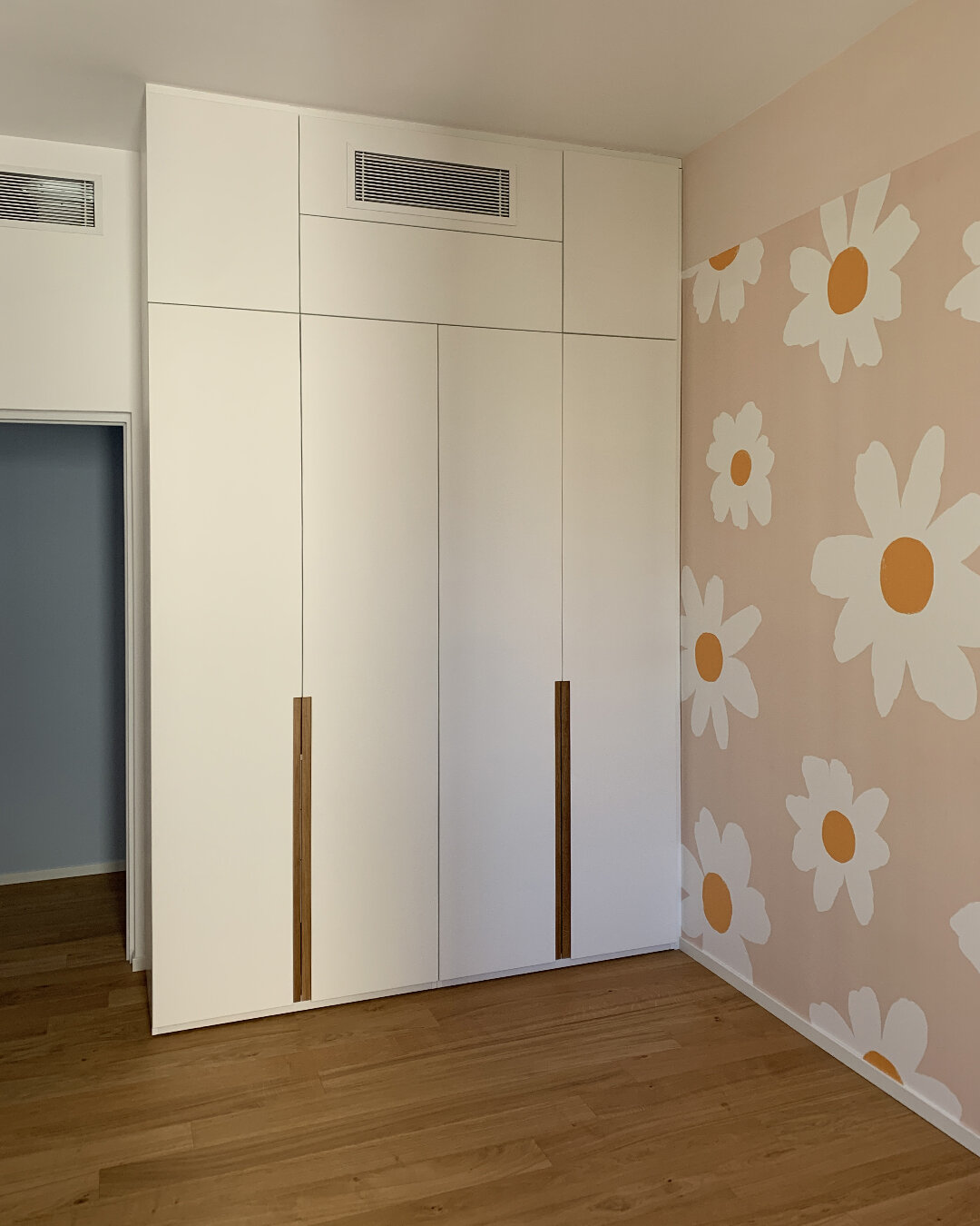 Cameretta moderna con armadio su misura bianco rovere: design e funzionalità al servizio dello spazio