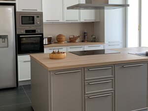 Sagoma perimetrale in finitura come anta.