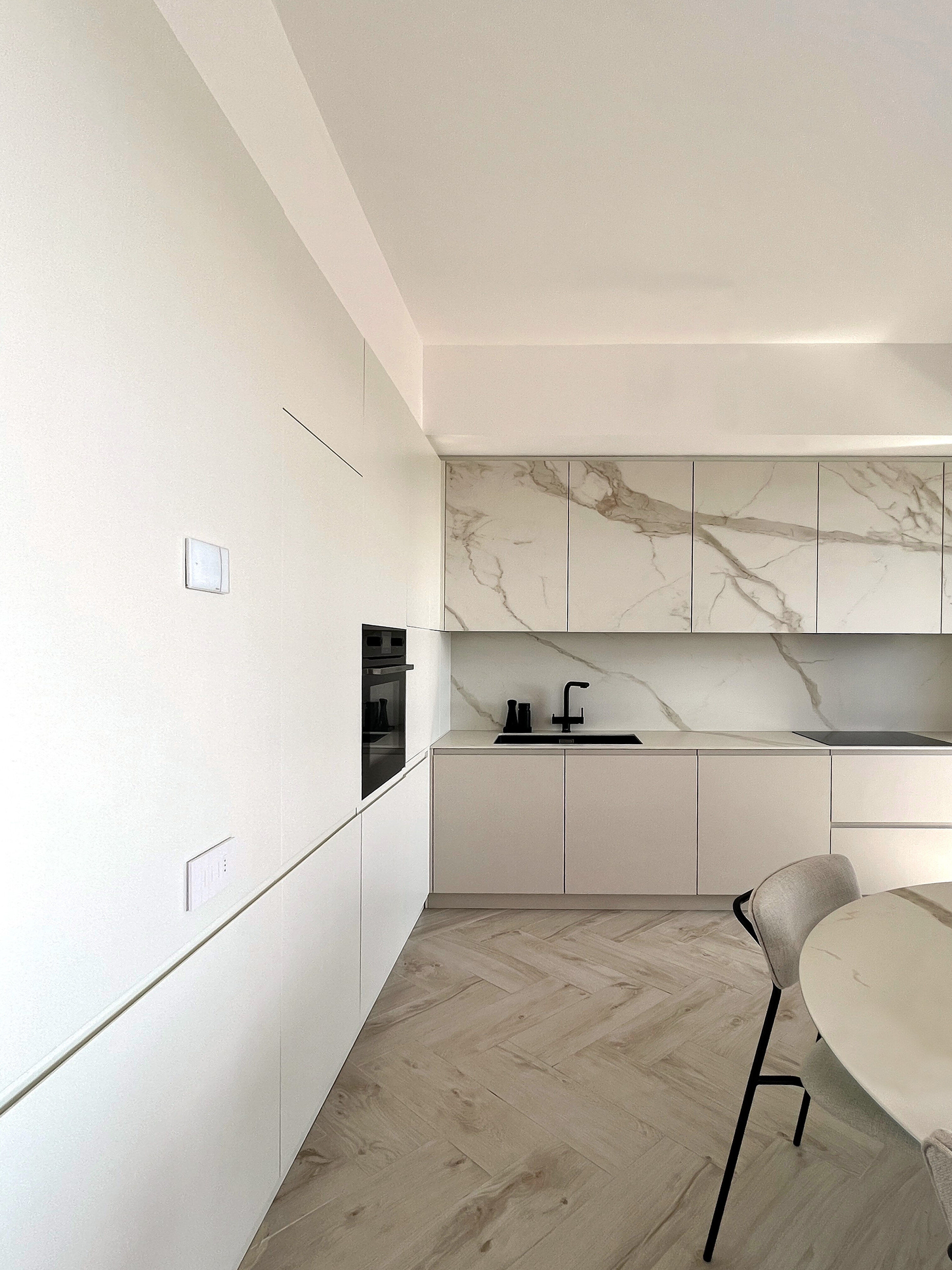 Eleganza Su Misura: Cucina ad Angolo in Bianco Avorio e Calacatta