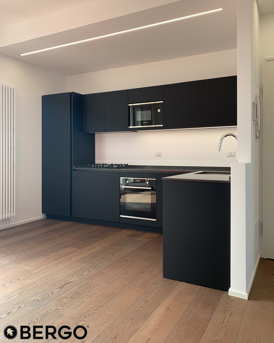 Cucina su misura ad angolo Black Noir: un design elegante che gioca con il contrasto e la funzionalit&agrave;