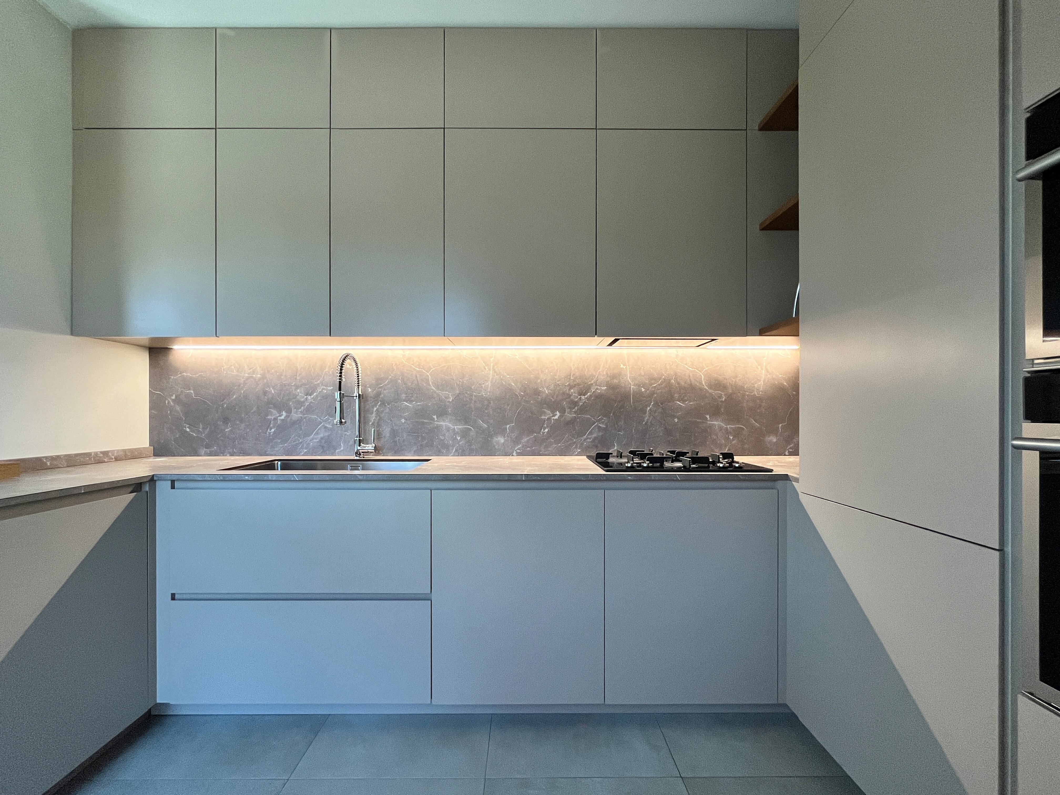 Cucina Su Misura ad Angolo con Penisola: Funzionalità ed Eleganza in Finitura Nocciola