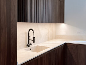 Ante pensili cannettate in Noce con vetro fumè.