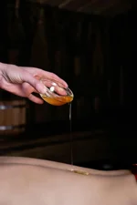 massaggio-olio-caldo-alle-mandorle-e-rosmarino