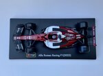 143-burago-alfa-romeo-f1-team-orlen-c42-guanyu-zhou-con-casco-bahrain-gp-2022