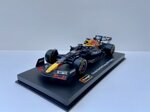 143-burago-oracle-red-bull-racing-rb18-max-verstappen-con-casco-2022