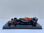 143-burago-oracle-red-bull-racing-rb18-sergio-perez-con-casco-2022