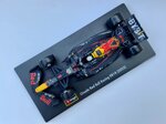 143-burago-oracle-red-bull-racing-rb18-max-verstappen-con-casco-2022