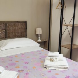 Camera Matrimoniale con terrazzino Camera Matrimoniale con terrazzino, bagno privato, tv, minifrigo, wifi, clima e riscaldamento