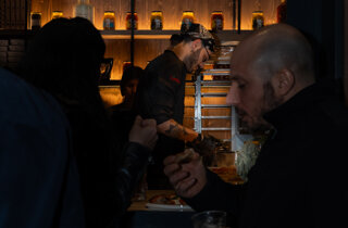 Preparazione pizza artigianale alla pala nella pizzeria Olltre San Zeno Verona con impasto leggero e alta idratazione