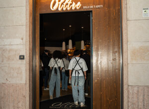Ingresso pizzeria Olltre San Zeno Verona con persone e ambiente accogliente