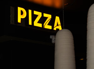 Insegna pizzeria Olltre San Zeno Verona con scritta pizza illuminata