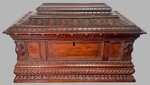 scrigno-da-centro-in-noce-finemente-intagliato-toscana-del-xvi-secolo