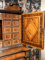 elegante-mobile-a-doppio-corpo-con-monetiere-in-legni-pregiati-roma-ultimo-quarto-del-seicento