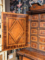 elegante-mobile-a-doppio-corpo-con-monetiere-in-legni-pregiati-roma-ultimo-quarto-del-seicento