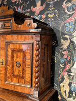 elegante-mobile-a-doppio-corpo-con-monetiere-in-legni-pregiati-roma-ultimo-quarto-del-seicento