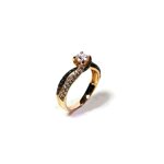 anello-solitario-in-oro-rosa-diamanti-e-diamanti-neri