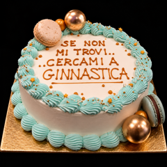 torta elegante con messaggio dorato