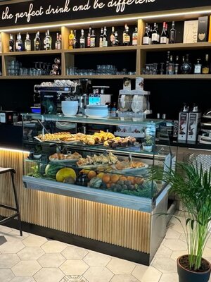 bottiglie-di-vetro-di-birra-con-vetro-e-ghiaccio-su-sfondo-scuro.jpeg bottiglie-di-vetro-di-birra-con-vetro-e-ghiaccio-su-sfondo-scuro.jpeg