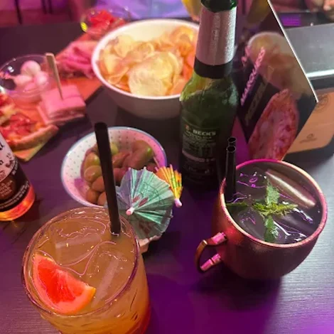 bottiglie-di-vetro-di-birra-con-vetro-e-ghiaccio-su-sfondo-scuro.jpeg